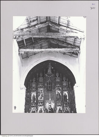 Vorderseite von ICCD [https://www.deutsche-digitale-bibliothek.de/content/lizenzen/rv-ez/] Matrice Vecchia - Blick auf das Gebälk (Kriegerdarstellungen) und das Polyptychon Pietro Rizzolones, bh579015_recto. Foto.