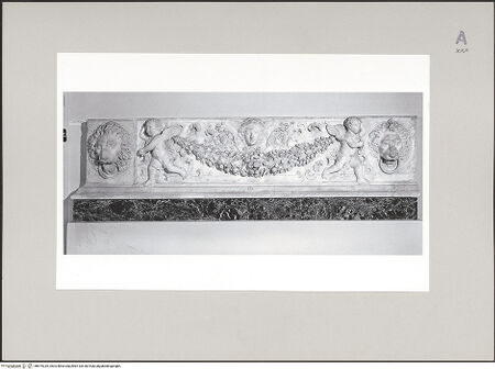 Vorderseite von Réunion des Musées Nationaux [https://rightsstatements.org/page/CNE/1.0/] Zwei Reliefs vom Grabmal Papst Pauls II. (Sockelreliefs oder Friesornamente, ehemals Rom, Sankt Peter)Zwei girlandentragende Putti, weibliche Maske und zwei Löwenköpfe (linkes Sockelrelief des Grabmals Papst Pauls II.) - , bh579335_recto. Foto.