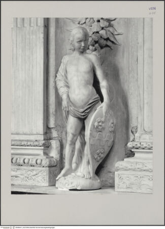 Vorderseite von Markham Schulz, Anne [https://www.deutsche-digitale-bibliothek.de/content/lizenzen/rv-ez/] Grabmal des Rechtsgelehrten Antonio Roselli (gest. 1466)Rechter Wappenträger - Gesamtansicht von rechts, bh580031_recto. Foto: Schulz, Anne Markham.