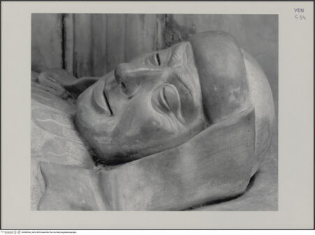 Vorderseite von Markham Schulz, Anne [https://www.deutsche-digitale-bibliothek.de/content/lizenzen/rv-ez/] Grabmal des Rechtsgelehrten Antonio Roselli (gest. 1466)TotenkammerDer Verstorbene (Gisant) - Detail: Kopf, bh580036_recto. Foto: Schulz, Anne Markham.