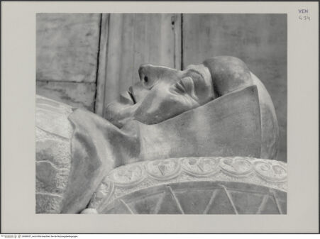 Vorderseite von Markham Schulz, Anne [https://www.deutsche-digitale-bibliothek.de/content/lizenzen/rv-ez/] Grabmal des Rechtsgelehrten Antonio Roselli (gest. 1466)TotenkammerDer Verstorbene (Gisant) - Detail: Kopf (Profilansicht von rechts), bh580037_recto. Foto: Schulz, Anne Markham.