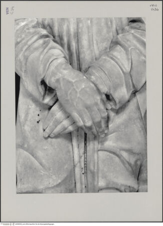 Vorderseite von Markham Schulz, Anne [https://www.deutsche-digitale-bibliothek.de/content/lizenzen/rv-ez/] Grabmal des Rechtsgelehrten Antonio Roselli (gest. 1466)TotenkammerDer Verstorbene (Gisant) - Detail: Hände, bh580038_recto. Foto: Schulz, Anne Markham.