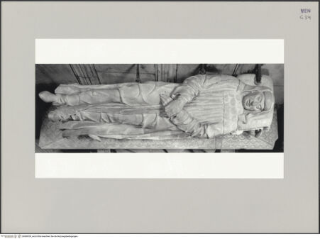 Vorderseite von Markham Schulz, Anne [https://www.deutsche-digitale-bibliothek.de/content/lizenzen/rv-ez/] Grabmal des Rechtsgelehrten Antonio Roselli (gest. 1466)TotenkammerDer Verstorbene (Gisant) - Gesamtansicht von oben (frontal), bh580039_recto. Foto: Schulz, Anne Markham.