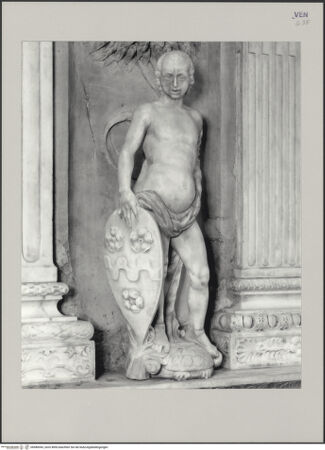 Vorderseite von Markham Schulz, Anne [https://www.deutsche-digitale-bibliothek.de/content/lizenzen/rv-ez/] Grabmal des Rechtsgelehrten Antonio Roselli (gest. 1466)Linker Wappenträger - Gesamtansicht von links, bh580043_recto. Foto: Schulz, Anne Markham.