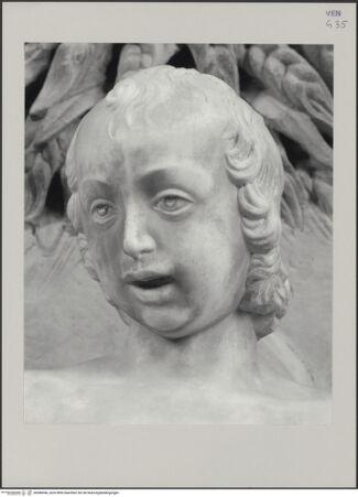 Vorderseite von Markham Schulz, Anne [https://www.deutsche-digitale-bibliothek.de/content/lizenzen/rv-ez/] Grabmal des Rechtsgelehrten Antonio Roselli (gest. 1466)Linker Wappenträger - Detail: Kopf (von rechts), bh580046_recto. Foto: Schulz, Anne Markham.