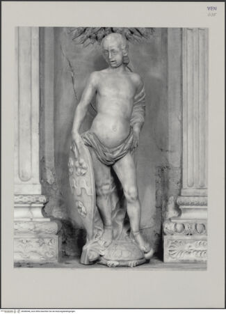 Vorderseite von Markham Schulz, Anne [https://www.deutsche-digitale-bibliothek.de/content/lizenzen/rv-ez/] Grabmal des Rechtsgelehrten Antonio Roselli (gest. 1466)Linker Wappenträger - Frontalansicht, bh580048_recto. Foto: Schulz, Anne Markham.