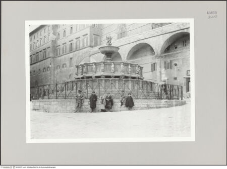 Vorderseite von ICCD [https://www.deutsche-digitale-bibliothek.de/content/lizenzen/rv-ez/] Fontana Maggiore - Gesamtansicht, bh580057_recto. Foto: Andrè, Tony.