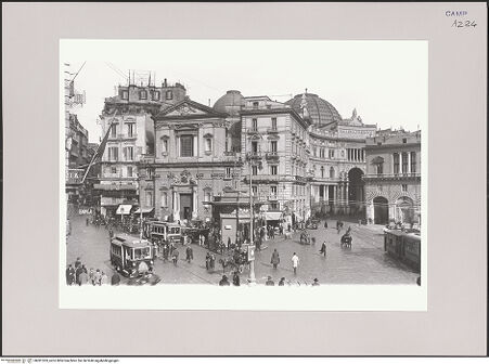 Vorderseite von ICCD [https://www.deutsche-digitale-bibliothek.de/content/lizenzen/rv-ez/] Piazza Trieste e Trento - Ansicht von Südwesten (Blick in Richtung Fassade der Kirche San Ferdinando), bh581303_recto. Foto.