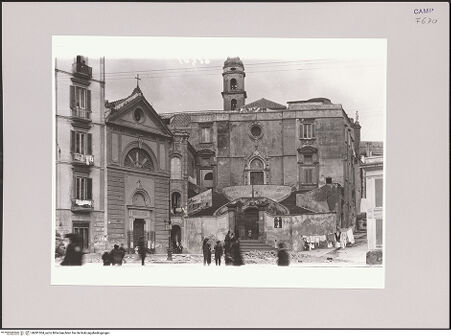 Vorderseite von ICCD [https://www.deutsche-digitale-bibliothek.de/content/lizenzen/rv-ez/] San Giovanni a CarbonaraSüdfassade (Cappella di Santa Monica) - Fassade und Treppe, bh581304_recto. Foto.