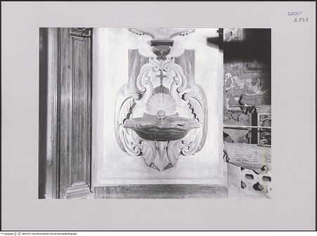 Vorderseite von ICCD [https://www.deutsche-digitale-bibliothek.de/content/lizenzen/rv-ez/] Weihwasserbecken - Gesamtansicht, bh581307_recto. Foto.