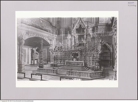 Vorderseite von ICCD [https://www.deutsche-digitale-bibliothek.de/content/lizenzen/rv-ez/] Santa Chiara - Schrägansicht auf den Altarraum und das Anjou-Grabmal (vor 1943), bh581314_recto. Foto.