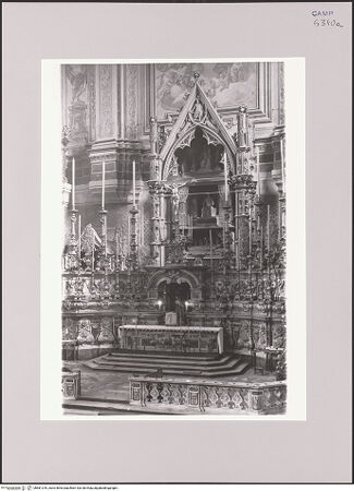 Vorderseite von ICCD [https://www.deutsche-digitale-bibliothek.de/content/lizenzen/rv-ez/] Santa Chiara - Schrägansicht auf den Altar und das Anjou-Grabmal (vor 1943), bh581316_recto. Foto.
