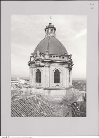 Vorderseite von Biblioteca Fardelliana, Trapani [https://www.deutsche-digitale-bibliothek.de/content/lizenzen/rv-ez/] Chiesa Madre - Ansicht, bh581839_recto. Foto.