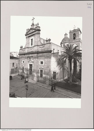 Vorderseite von Biblioteca Fardelliana, Trapani [https://www.deutsche-digitale-bibliothek.de/content/lizenzen/rv-ez/] Chiesa Madre - Fassade und rechte Seite (Schrägansicht von Südosten), bh581840_recto. Foto.
