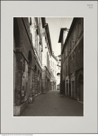 Vorderseite von Tatge, George [https://www.deutsche-digitale-bibliothek.de/content/lizenzen/rv-ez/] Palazzo Trinci - Fassadenflucht, bh581903_recto. Foto: Tatge, George.