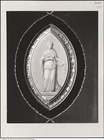 Vorderseite von Pedicini, Luciano [https://www.deutsche-digitale-bibliothek.de/content/lizenzen/rv-ez/] Kameen mit allegorischen Figuren und antiken GottheitenLiberalitas - Gesamtansicht, bh582199_recto. Foto: Pedicini, Luciano.