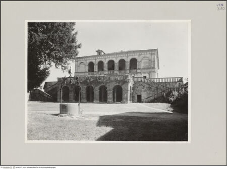 Vorderseite von Edizioni Artistiche Fiorentini (Venezia) [https://rightsstatements.org/page/CNE/1.0/] Villa dei VescoviEingangsfassade / Westfassade - Gesamtaufnahme aus Südwesten, bh582677_recto. Foto.