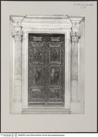 Vorderseite von ICCD [https://www.deutsche-digitale-bibliothek.de/content/lizenzen/rv-ez/] Hauptportal von Sankt Peter / Portal des Filarete - Gesamtansicht, bh582897_recto. Foto.