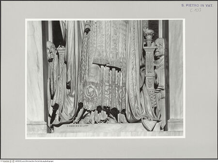 Vorderseite von ICCD [https://www.deutsche-digitale-bibliothek.de/content/lizenzen/rv-ez/] Grabmonument Papst Leo XII. - Albe, Detail: Broderie, bh582929_recto. Foto.