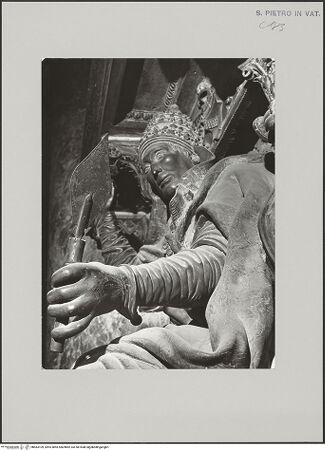 Vorderseite von Bibliotheca Hertziana [https://www.deutsche-digitale-bibliothek.de/content/lizenzen/rv-fz/] Grabmonument Papst Innozenz VIII.Thronender Papstes - Der Papst, die Reliquie der Heiligen Lanze haltend, Teilansicht: Oberkörper, Ansicht von rechts, bh583109_recto. Foto: Fichera, Gabriele.