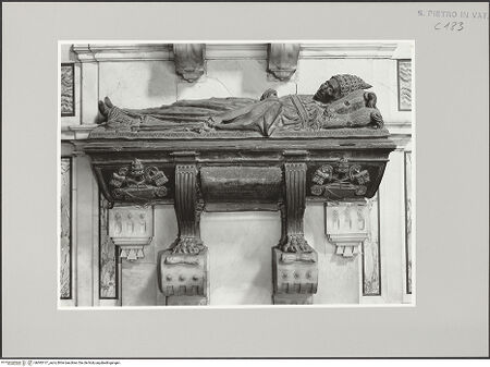 Vorderseite von ICCD [https://www.deutsche-digitale-bibliothek.de/content/lizenzen/rv-ez/] Grabmonument Papst Innozenz VIII.Sarkophag mit Gisant - Teilansicht: Sarkophag mit Gisant, bh583117_recto. Foto.