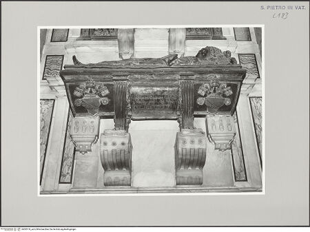Vorderseite von ICCD [https://www.deutsche-digitale-bibliothek.de/content/lizenzen/rv-ez/] Grabmonument Papst Innozenz VIII.Sarkophag mit Gisant - Teilansicht: Sarkophag mit Gisant, Inschrift, bh583118_recto. Foto.