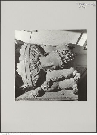 Vorderseite von Bibliotheca Hertziana [https://www.deutsche-digitale-bibliothek.de/content/lizenzen/rv-fz/] Grabmonument Papst Innozenz VIII.Sarkophag mit Gisant - Gisant, Detail: Oberkörper in Aufsicht, bh583119_recto. Foto: Fichera, Gabriele.