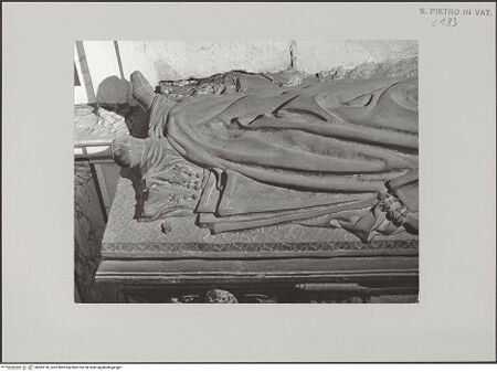Vorderseite von Bibliotheca Hertziana [https://www.deutsche-digitale-bibliothek.de/content/lizenzen/rv-fz/] Grabmonument Papst Innozenz VIII.Sarkophag mit Gisant - Gisant, Detail: Gewanddrapierung am Unterkörper in Aufsicht, bh583120_recto. Foto: Fichera, Gabriele.