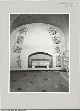 Vorderseite von ICCD [https://www.deutsche-digitale-bibliothek.de/content/lizenzen/rv-ez/] Grabmonument Papst Paul II.Engelsglorie über der Archivolte - Gesamtansicht der Engelsglorie (Rekonstruktion), bh583127_recto. Foto.