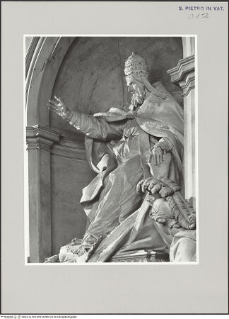 Vorderseite von ICCD [https://www.deutsche-digitale-bibliothek.de/content/lizenzen/rv-ez/] Grabmonument Papst Gregor XIII. - Papst Gregor XIII., Ansicht von rechts, bh583134_recto. Foto.