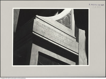 Vorderseite von ICCD [https://www.deutsche-digitale-bibliothek.de/content/lizenzen/rv-ez/] Grabmal von Papst Urban VIII. - Detail: Inschrift des Kardinals Giori, bh583276_recto. Foto.