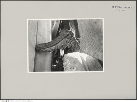 Vorderseite von Bibliotheca Hertziana [https://www.deutsche-digitale-bibliothek.de/content/lizenzen/rv-fz/] Grabmal von Papst Urban VIII.Der Tod schreibt den Namen des Papstes auf ein Pergament - Detail: linker Flügel, bh583279_recto. Foto: Wiedenhoeft, Ron.