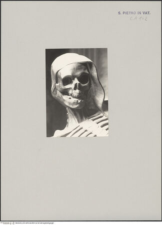 Vorderseite von Bibliotheca Hertziana [https://www.deutsche-digitale-bibliothek.de/content/lizenzen/rv-fz/] Grabmal von Papst Urban VIII.Der Tod schreibt den Namen des Papstes auf ein Pergament - Detail: Kopf, bh583280_recto. Foto: Wiedenhoeft, Ron.