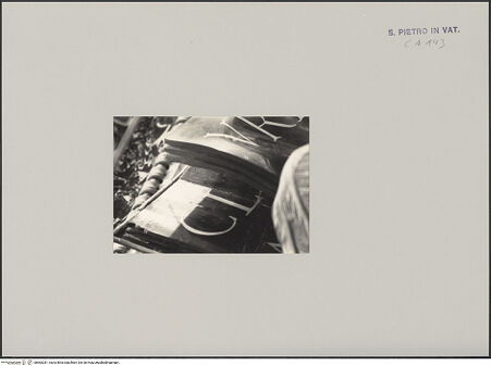 Vorderseite von Bibliotheca Hertziana [https://www.deutsche-digitale-bibliothek.de/content/lizenzen/rv-ez/] Grabmal von Papst Urban VIII.Der Tod schreibt den Namen des Papstes auf ein Pergament - Buch, Detail: die beschriebenen Seiten der linken Seite, bh583281_recto. Foto: Wiedenhoeft, Ron.