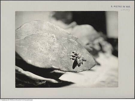 Vorderseite von Bibliotheca Hertziana [https://www.deutsche-digitale-bibliothek.de/content/lizenzen/rv-fz/] Grabmal von Papst Urban VIII.Sarkophag - Lorbeerzweig, Detail: Biene, bh583282_recto. Foto: Wiedenhoeft, Ron.