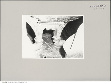 Vorderseite von Bibliotheca Hertziana [https://www.deutsche-digitale-bibliothek.de/content/lizenzen/rv-fz/] Grabmal von Papst Urban VIII.Sarkophag - Sarkophag, Detail: Untersatz mit Löwenpranken, bh583283_recto. Foto: Wiedenhoeft, Ron.