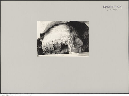 Vorderseite von Bibliotheca Hertziana [https://www.deutsche-digitale-bibliothek.de/content/lizenzen/rv-fz/] Grabmal von Papst Urban VIII.Sarkophag - Blick ins Innere des Sarkophags, bh583284_recto. Foto: Wiedenhoeft, Ron.