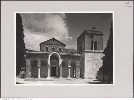 Vorderseite von Spina, Luigi [https://www.deutsche-digitale-bibliothek.de/content/lizenzen/rv-ez/] Sant'Angelo in Formis - Fassade mit Campanile, bh583341_recto. Foto: Spina, Luigi.