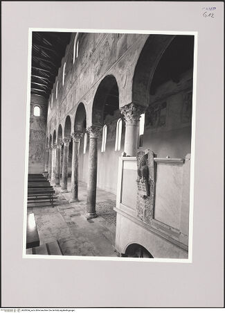 Vorderseite von Spina, Luigi [https://www.deutsche-digitale-bibliothek.de/content/lizenzen/rv-ez/] Sant'Angelo in Formis - Blick vom Mittelschiff ins nördliche Seitenschiff in westlicher Richtung mit Ambo im Vordergrund, bh583344_recto. Foto: Spina, Luigi.