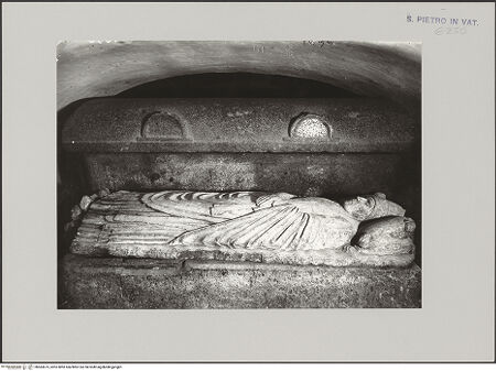 Vorderseite von ICCD [https://www.deutsche-digitale-bibliothek.de/content/lizenzen/rv-ez/] Sarkophag Papst Calixt III. - , bh583675_recto. Foto.