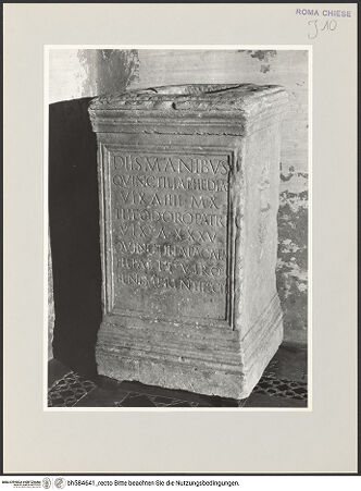 Vorderseite von Sopr. BAS ROMA [https://www.deutsche-digitale-bibliothek.de/content/lizenzen/rv-ez/] Antiker Grabaltar - , bh584641_recto. Foto.