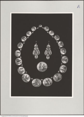 Vorderseite von Museo Napoleonico? [https://www.deutsche-digitale-bibliothek.de/content/lizenzen/rv-ez/] Kette, Medaillon und Ohrringe mit Figuren in neapolitanischer Tracht - , bh585005_recto. Foto: Malter, Barbara.