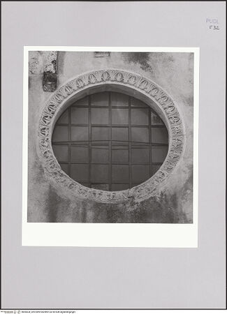 Vorderseite von Bibliotheca Hertziana [http://creativecommons.org/licenses/by-nc-sa/4.0/] FassadendekorationFenster links außen - Detail: Fensterrose links außen, bh585638_recto. Foto: Sigismondi, Roberto.