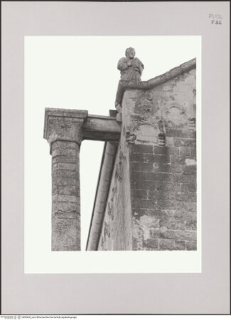 Vorderseite von Bibliotheca Hertziana [http://creativecommons.org/licenses/by-nc-sa/4.0/] Santa Caterina d'AlessandriaWestfassade - Obergeschoss, linke Seite, Detail: Säule und Giebelfigur, bh585642_recto. Foto: Sigismondi, Roberto.