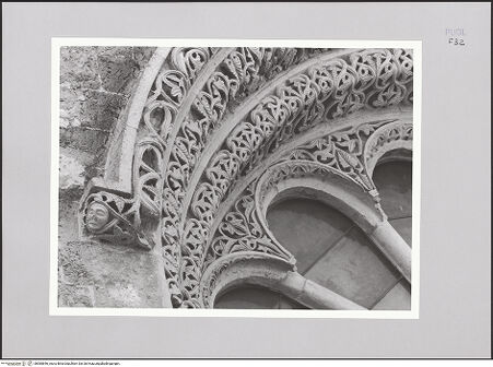 Vorderseite von Bibliotheca Hertziana [http://creativecommons.org/licenses/by-nc-sa/4.0/] FassadendekorationMittleres Rosefenster - Detail links, bh585646_recto. Foto: Sigismondi, Roberto.