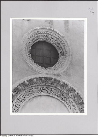 Vorderseite von Bibliotheca Hertziana [http://creativecommons.org/licenses/by-nc-sa/4.0/] FassadendekorationFenster über dem rechten Portal - Gesamtansicht, bh585649_recto. Foto: Sigismondi, Roberto.