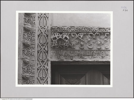 Vorderseite von Bibliotheca Hertziana [http://creativecommons.org/licenses/by-nc-sa/4.0/] Rechtes Seitenportal - Detail mit Inschrift, bh585653_recto. Negativ: Sigismondi, Roberto.