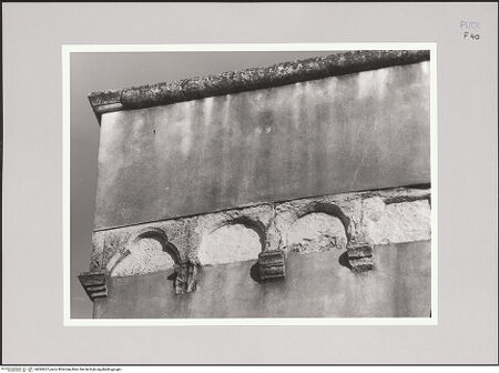 Vorderseite von Bibliotheca Hertziana [http://creativecommons.org/licenses/by-nc-sa/4.0/] Santa Caterina d'AlessandriaSüdfassade - Detail: Bogenfries der südwestliche Ecke, bh585657_recto. Foto: Sigismondi, Roberto.