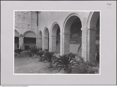 Vorderseite von Bibliotheca Hertziana [http://creativecommons.org/licenses/by-nc-sa/4.0/] Convento di Santa Caterina d'AlessandriaChiostro - Ansicht, bh585669_recto. Foto: Sigismondi, Roberto.