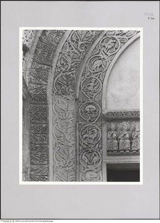 Vorderseite von Bibliotheca Hertziana [http://creativecommons.org/licenses/by-nc-sa/4.0/] HauptportalArchivolten und Türpfosten: Tiere, Hybride Lebewesen - Archivolten und Türpfosten, Detail links, bh585672_recto. Foto: Sigismondi, Roberto.